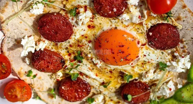 Turkish-Sucuk-with-runny-fried-egg-Sucuklu-Yumurta-homemade-flatbread.jpg