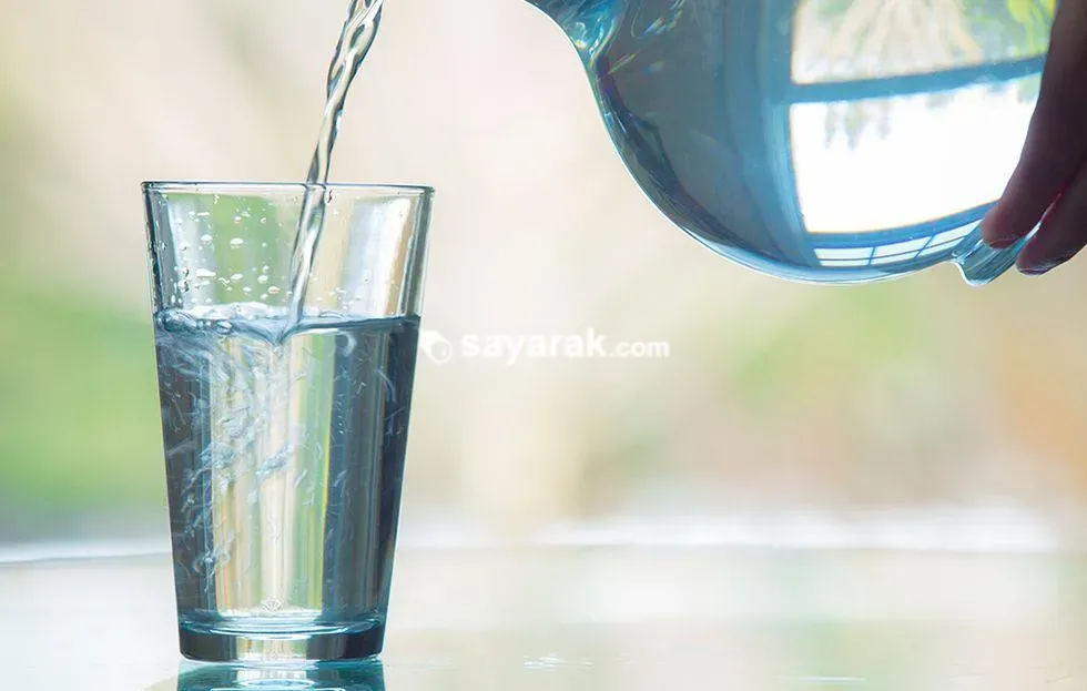 آب و لیوان آب