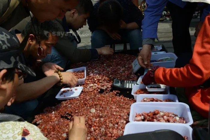 چرا چینی ها سنگ می خرند