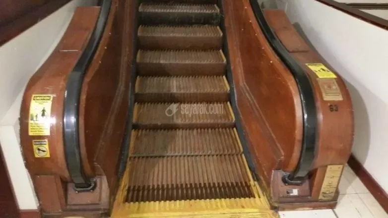 پله برقی چوبی