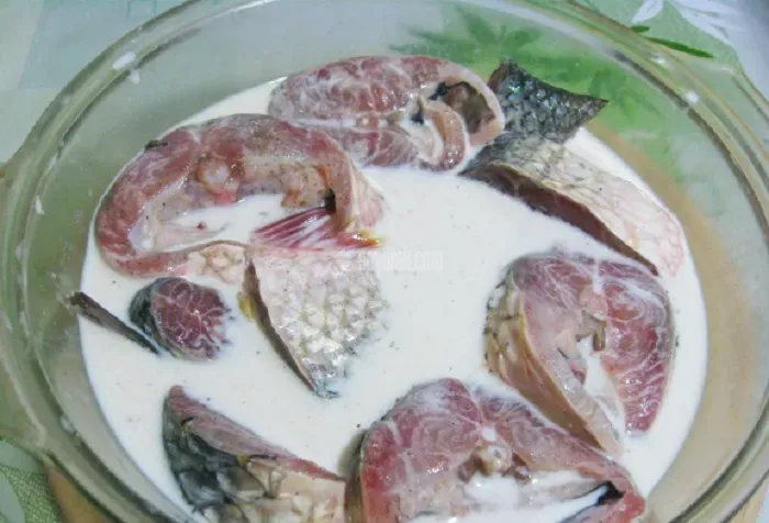 ماهی را در شیر خیس کنید